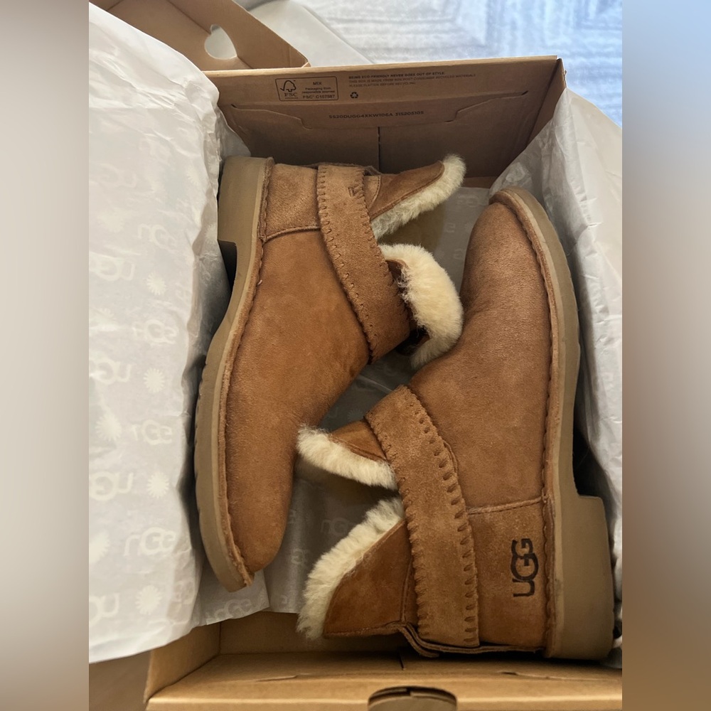 🔥🔥UGG Tan Shearling Slip-On Boots